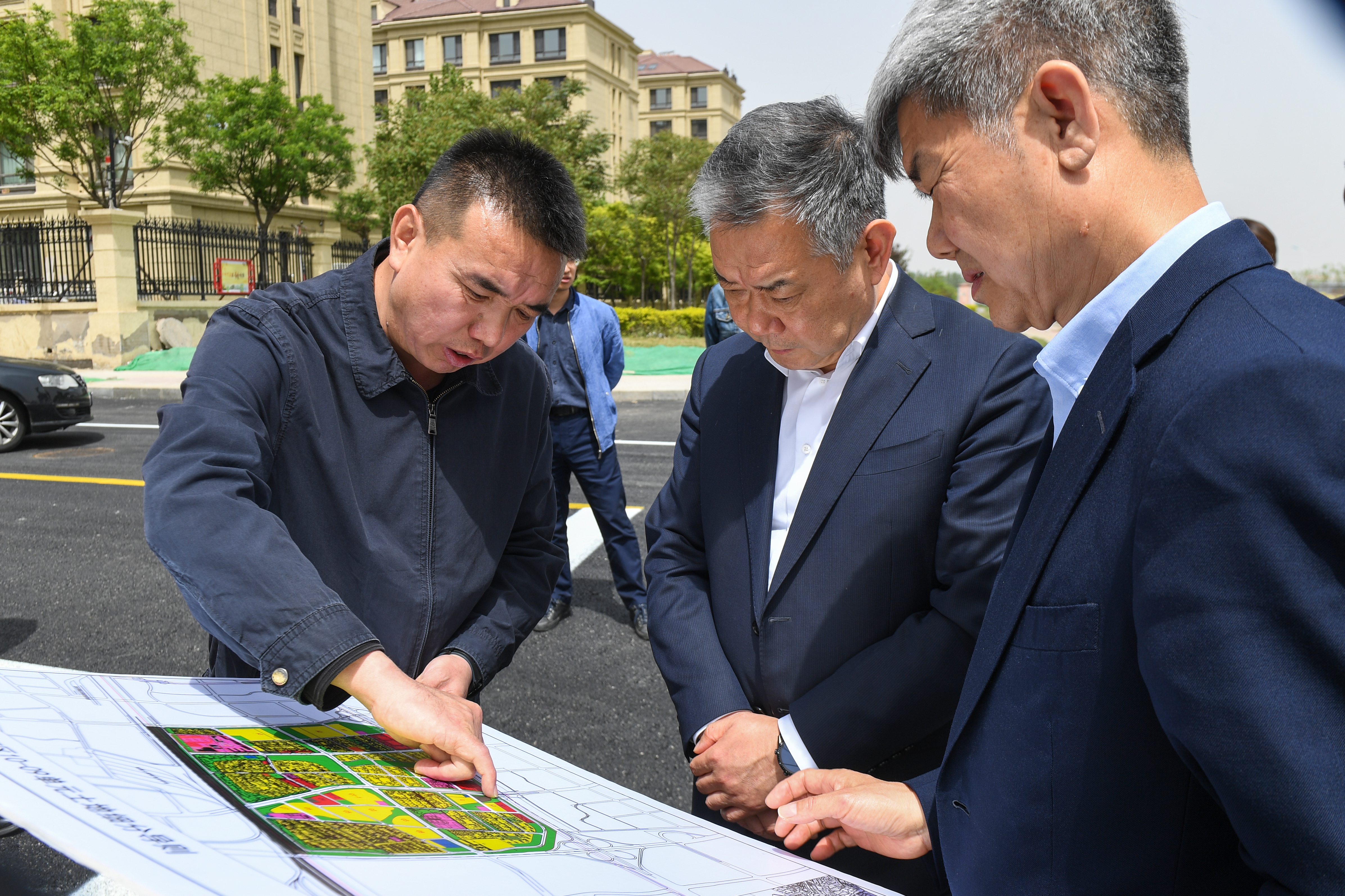 4月27日,东丽区委书记夏新到张贵庄跃进路沿线,就道路基础设施工程