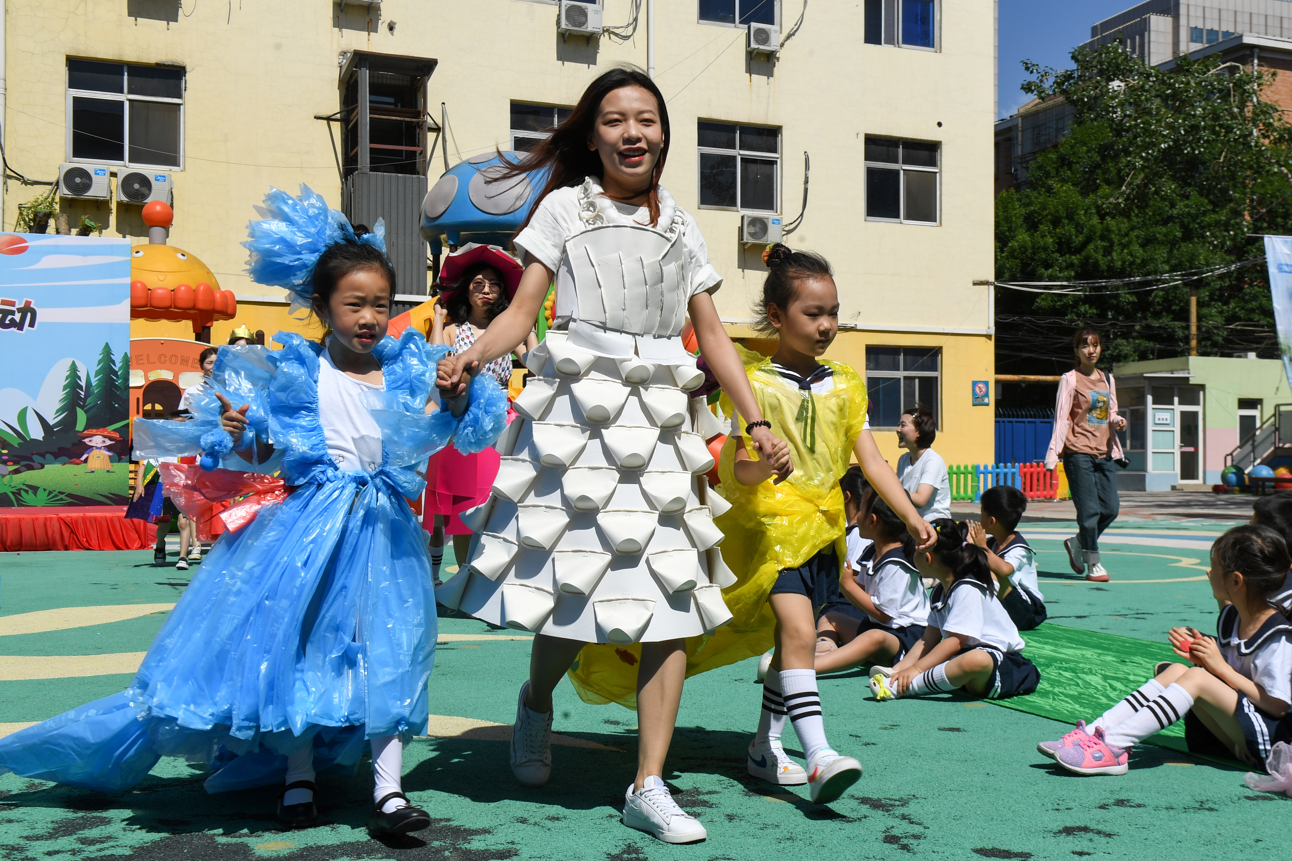 "环保时装秀"传播绿色理念