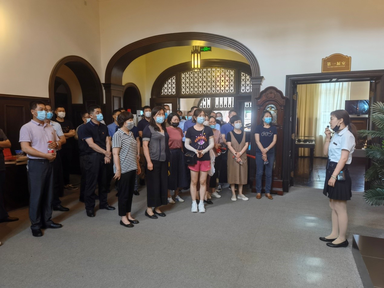 区民政局党总支参观张园 重温入党誓词