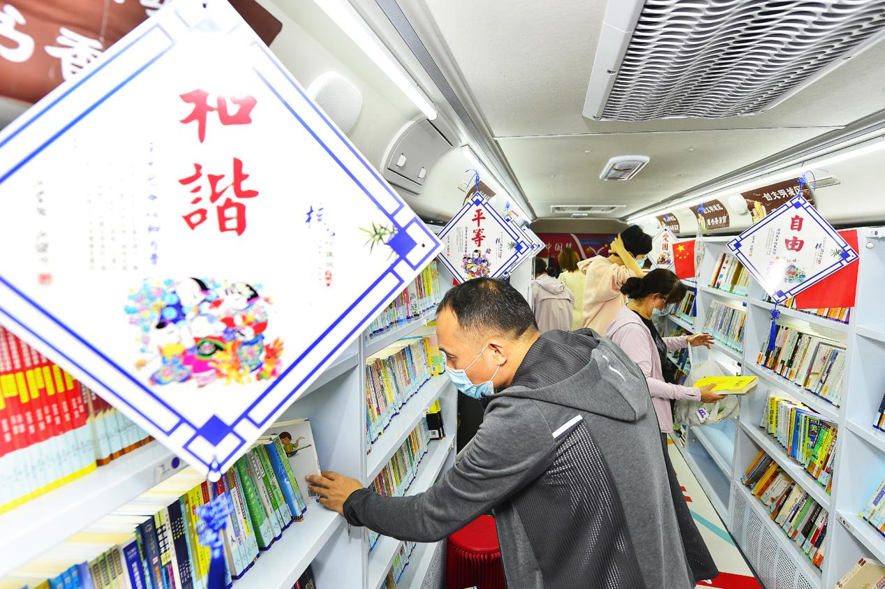 国庆假期,东丽区图书馆流动服务车送书到社区,满足广大社区居民文化