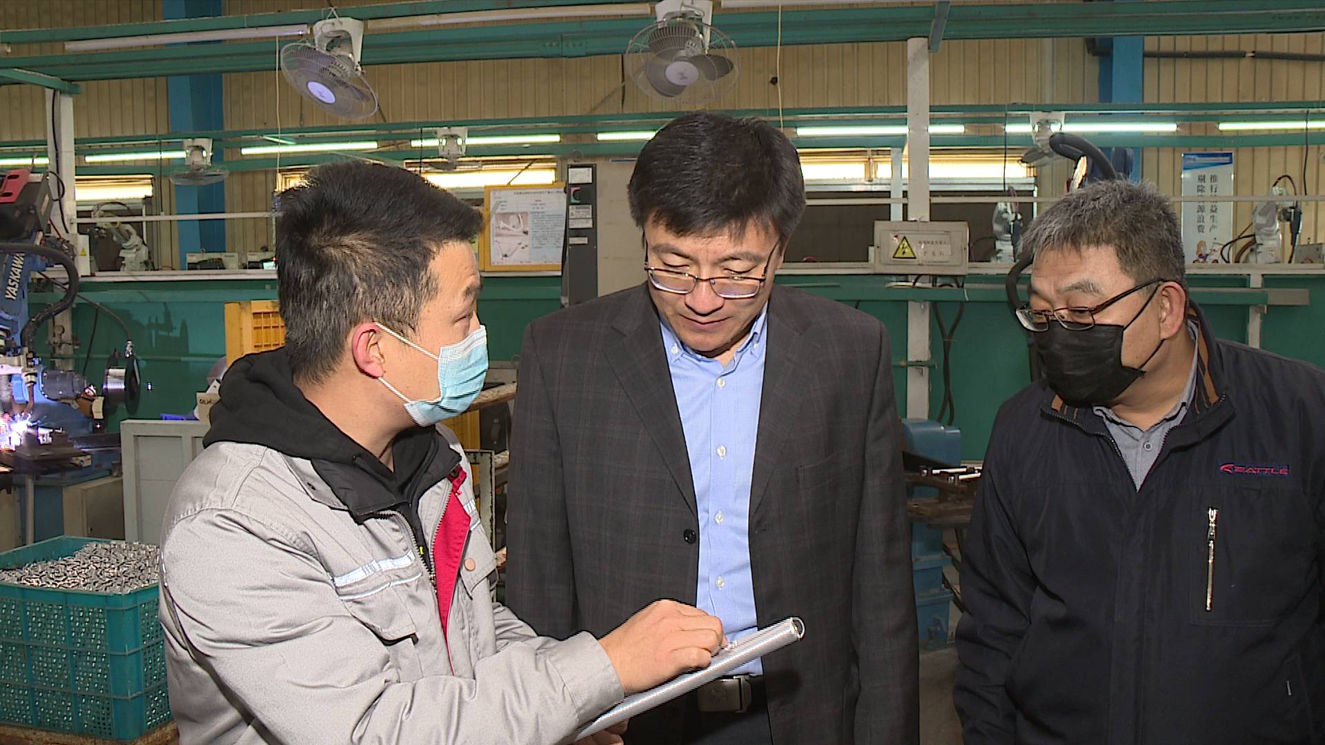 区工信局党组书记杨声远说:"我们将紧紧抓住产业链