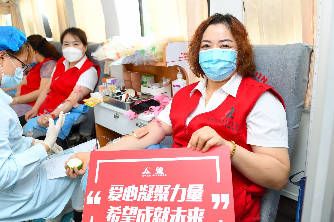 企业员工无偿献血拳拳爱心传递真情