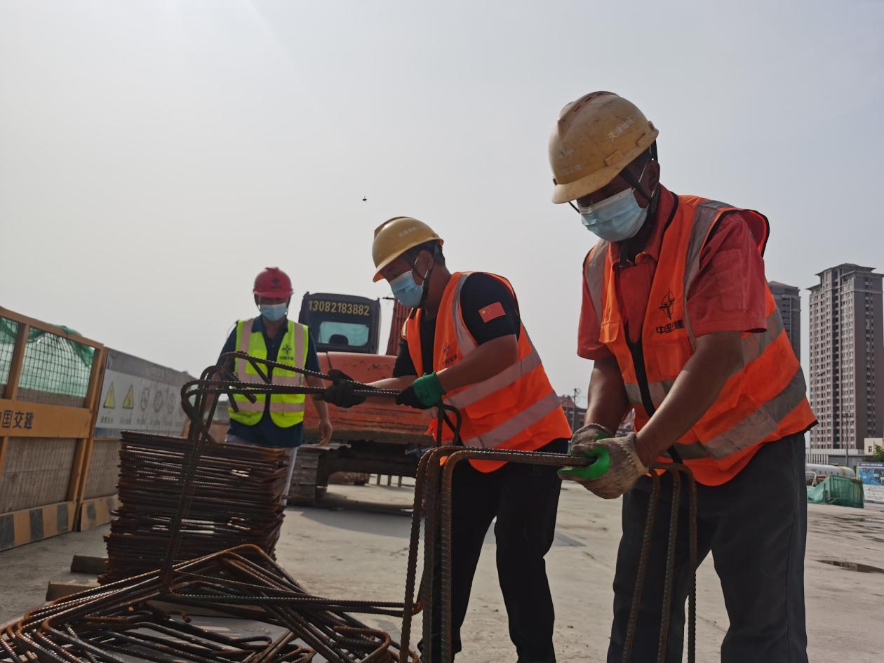 高温烤验地铁工人工地多举措防暑降温