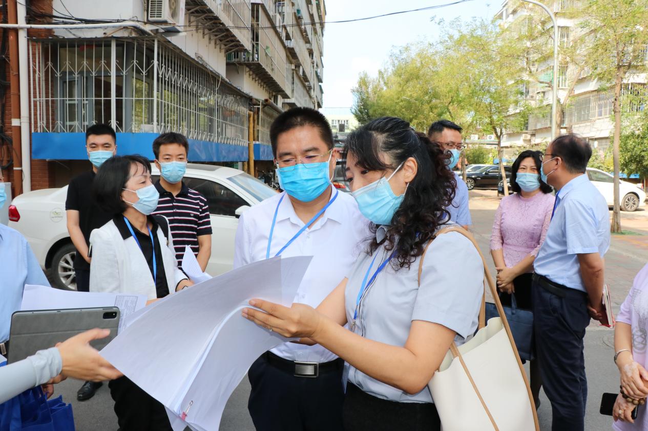 副区长崔伟的陪同下来到张贵庄街道先锋里社区现场听取了社区总体情况