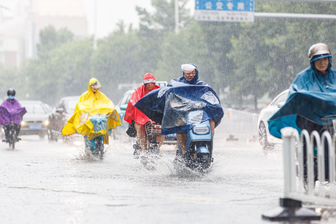 温馨提示雨天出行行人车辆要注意